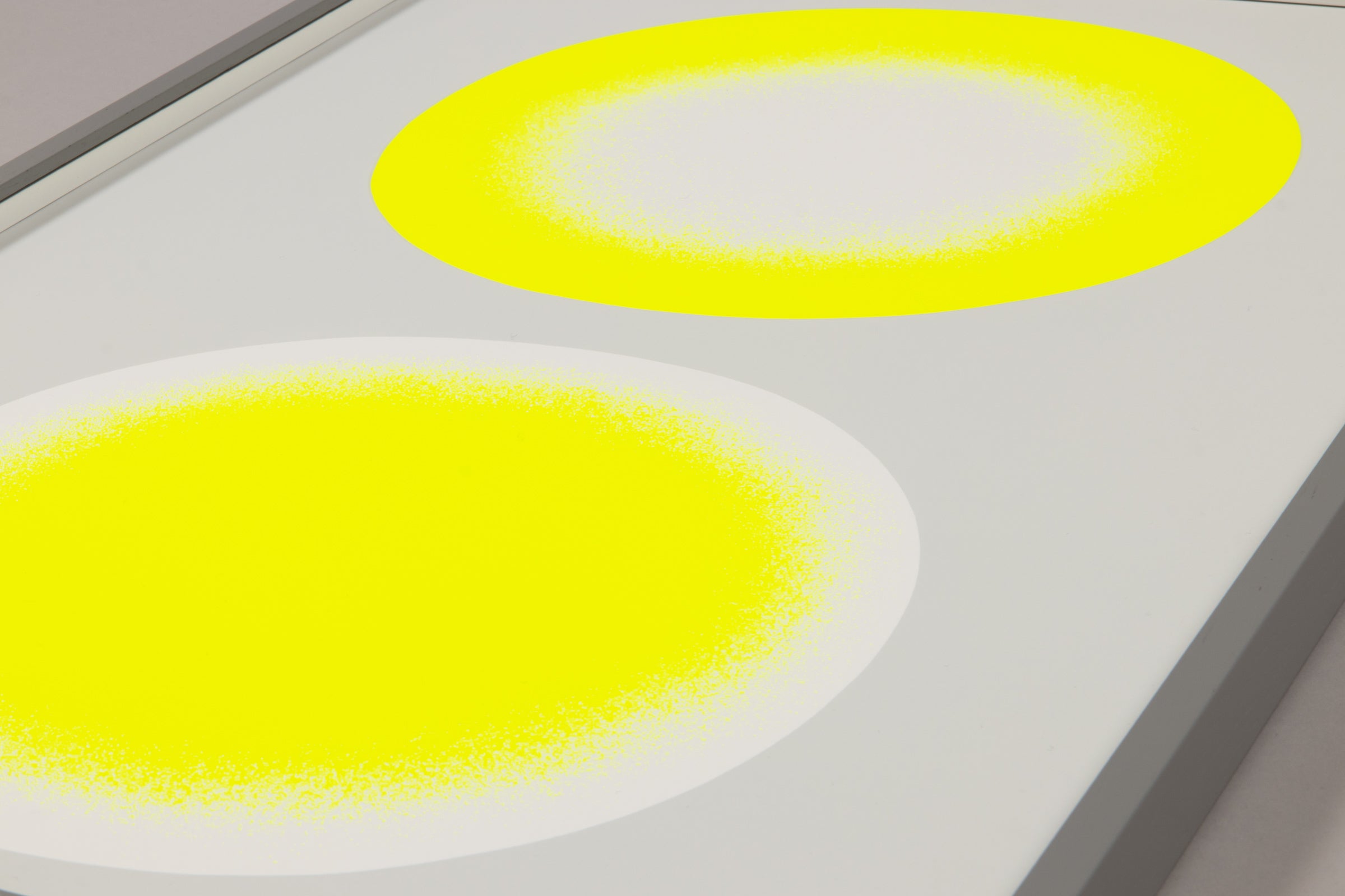 Rupprecht Geiger - Gelb auf Weiß (Hommage à Fontana)