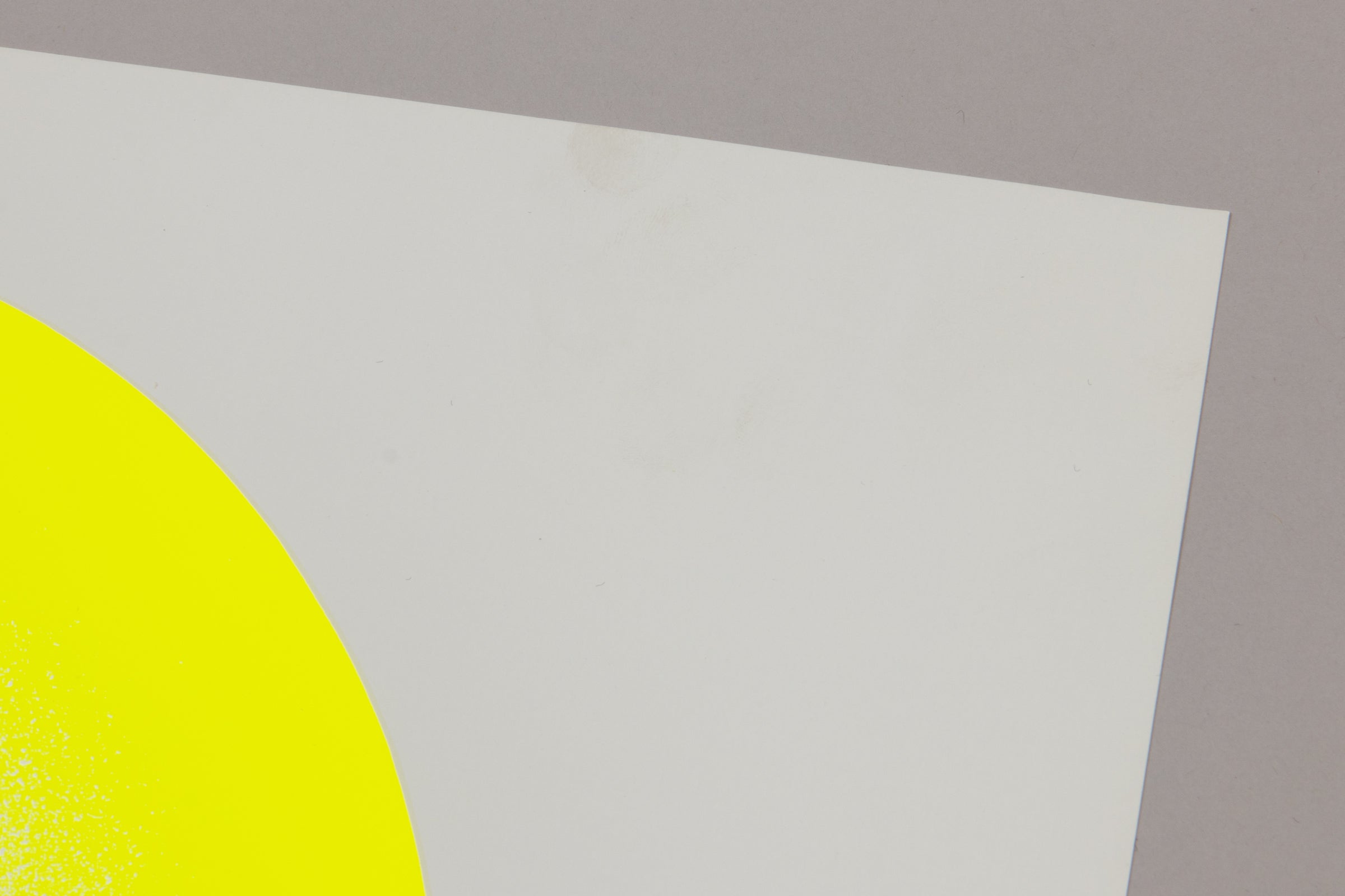 Rupprecht Geiger - Gelb auf Weiß (Hommage à Fontana)